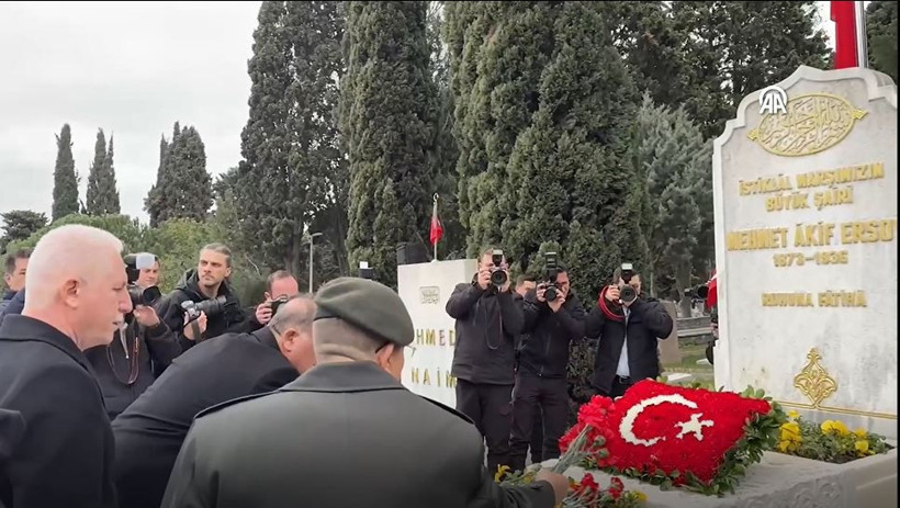 İstiklal Marşı’nın yazarı Mehmet Akif Ersoy kabrinde dualarla anıldı: Duygusal tören - Resim : 5