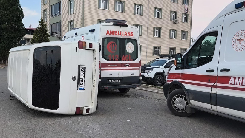 Iğdır'da otomobil ile minibüs kafa kafaya çarpıştı: Yarılar var - Resim : 3
