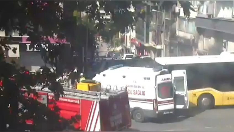 İstanbul'da yolcu otobüsü ile ambulans çarpıştı: Ortalık savaş alanına döndü: 5 yaralı - Resim : 1
