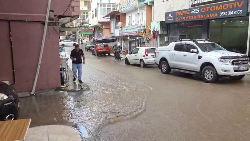 Erzurum İspir’de sağanak kabusa dönüştü: İş yerlerini su bastı - Resim : 1