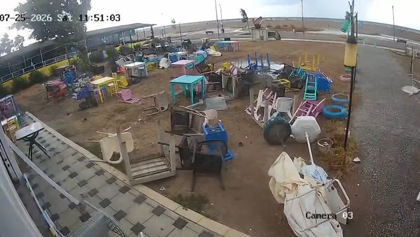 Fırtına sahili birbirine kattı: Masa ve sandalyeler yer değiştirdi - Resim : 1