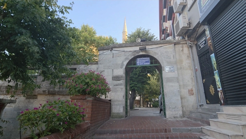 Namaz kılmak için cemaatle birlikte saf tuttu: Hırsızda şeytanla: İstanbul'da tarihi camide akılalmaz hırsızlık - Resim : 6
