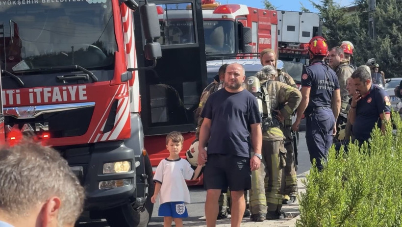 Kurutma makinesi bomba gibi patladı: Balkonda kurtarılmayı beklediler - Resim: 11