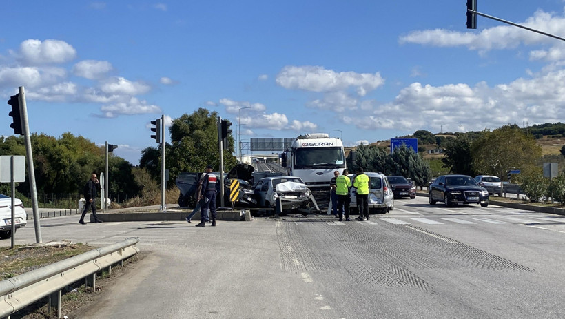 Freni boşalan tanker dehşet saçtı: Işıkta bekleyen 4 otomobili birbirine kattı - Resim : 4