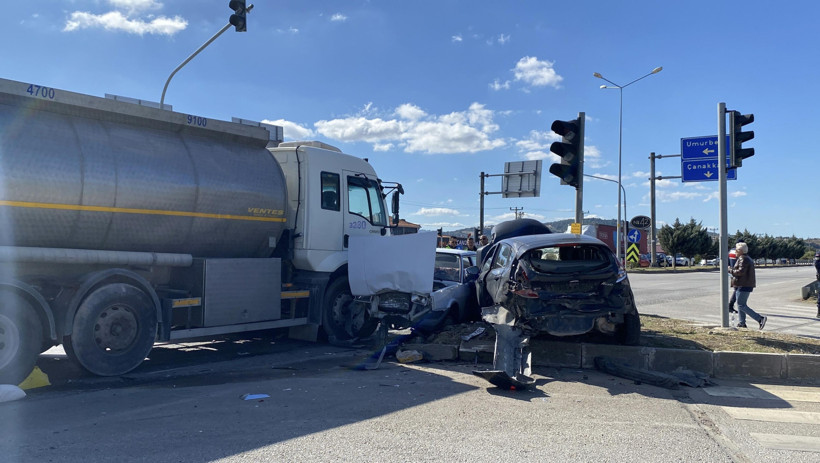 Freni boşalan tanker dehşet saçtı: Işıkta bekleyen 4 otomobili birbirine kattı - Resim : 1