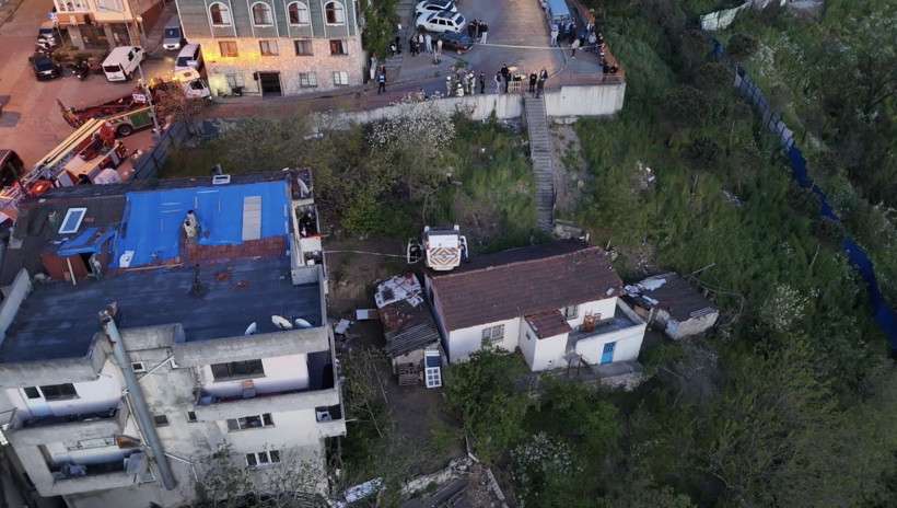 Okul servisi evin çatısına düştü: Takla atıp çatıya saplandı: Kağıthane’de korkunç kaza - Resim: 4