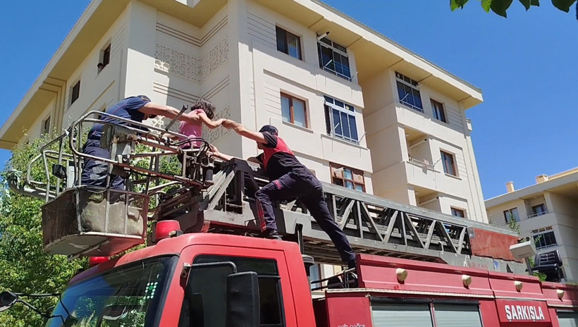 Otizmli çocuk ağaçta mahsur kaldı: İtfaiye yardımına koştu - Resim : 1