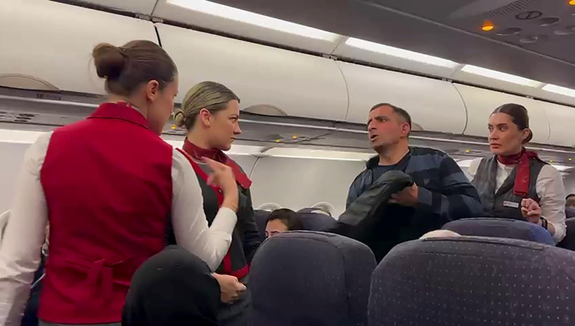 Erzurum-İstanbul seferinde yardım &ccedil;ığlığı: Havalimanında heyecanlı anlar: Yolcu tahliye edildi - Resim : 1