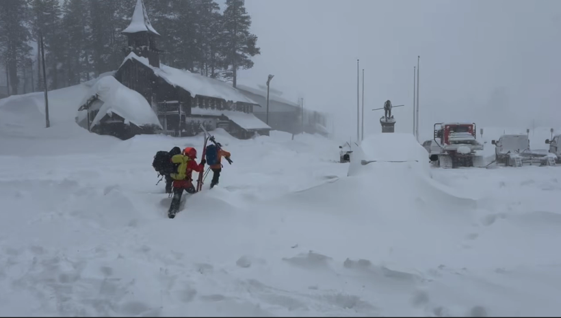 ABD'de tura &ccedil;ıkan kayak&ccedil;ıların &uuml;st&uuml;ne &ccedil;ığ d&uuml;şt&uuml;: 10 kişiyi kurtarmaya &ccedil;alışıyorlar - Resim : 2