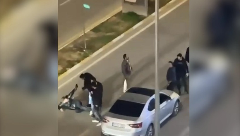 Yolunu kestiler, acımadan dövdüler: Trafik magandaları yine dehşet saçtı - Resim : 4