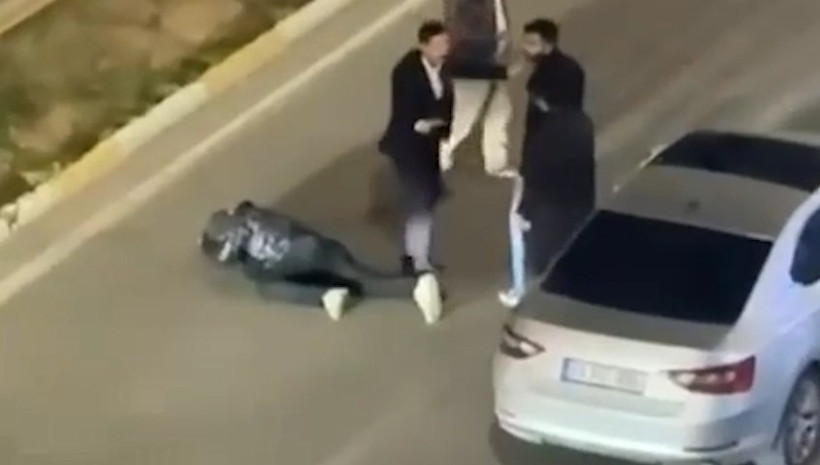 Yolunu kestiler, acımadan dövdüler: Trafik magandaları yine dehşet saçtı - Resim : 1