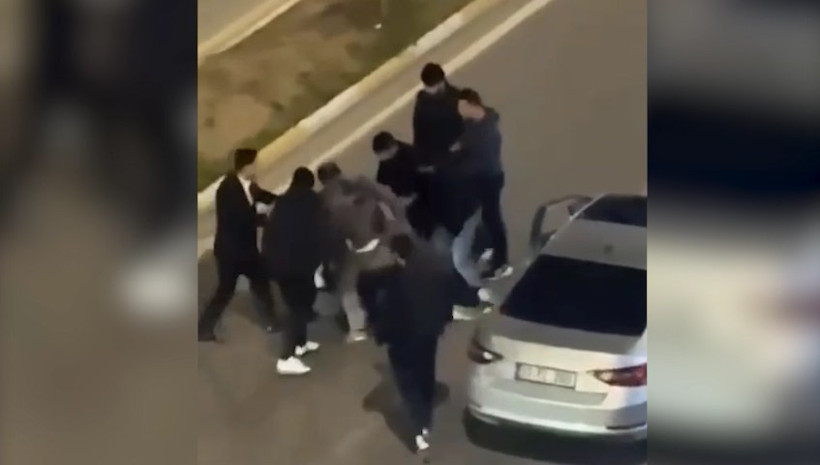 Yolunu kestiler, acımadan dövdüler: Trafik magandaları yine dehşet saçtı - Resim : 5