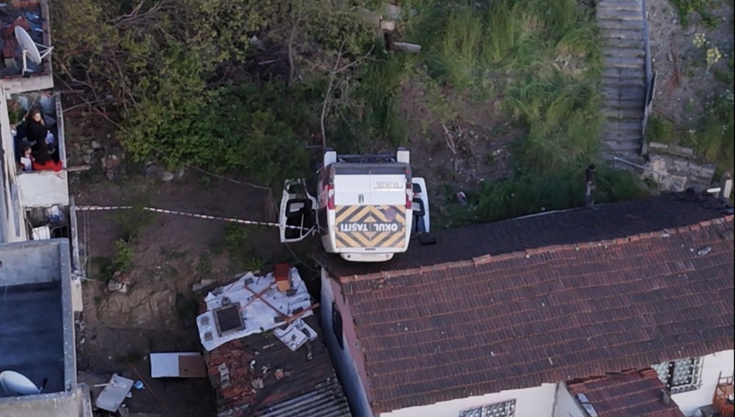 Okul servisi evin çatısına düştü: Takla atıp çatıya saplandı: Kağıthane’de korkunç kaza - Resim: 5