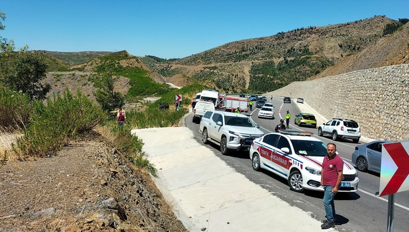 Antalya'da feci kaza: Uçuruma yuvarlanan otomobilde 5 kişi hayatını kaybetti - Resim : 2