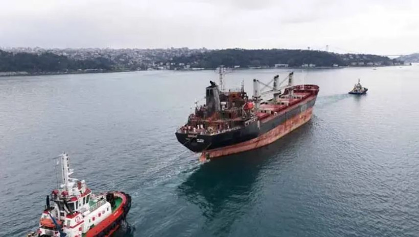 İHA saldırısında hasar alan gemi İstanbul Boğazı'ndan geçti, trafik çift yönlü durduruldu - Resim : 3