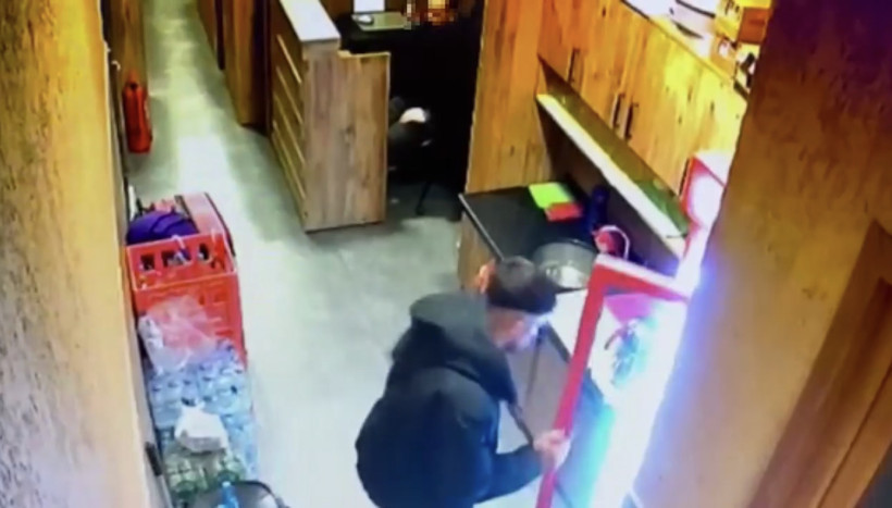 Kaşla göz arasında çaldı: İnternet kafede ‘pes’ dedirten hırsızlık: Oynadığı oyunu da yarım bırakmadı - Resim : 1