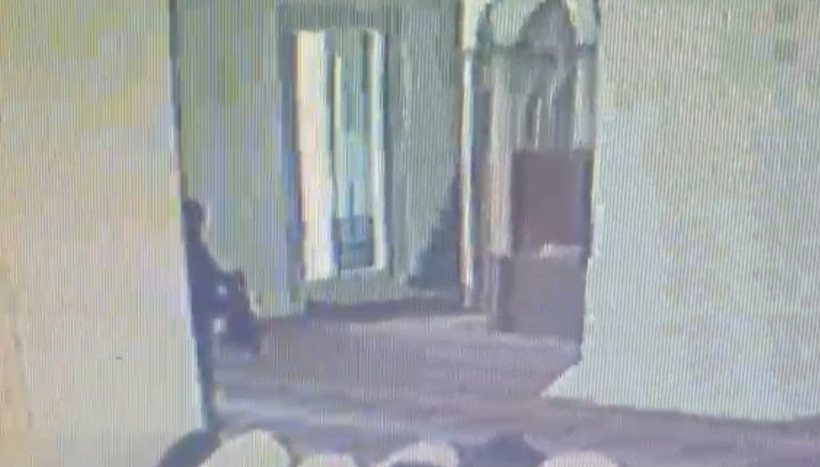 Namaz kılmak için cemaatle birlikte saf tuttu: Hırsızda şeytanla: İstanbul'da tarihi camide akılalmaz hırsızlık - Resim : 2