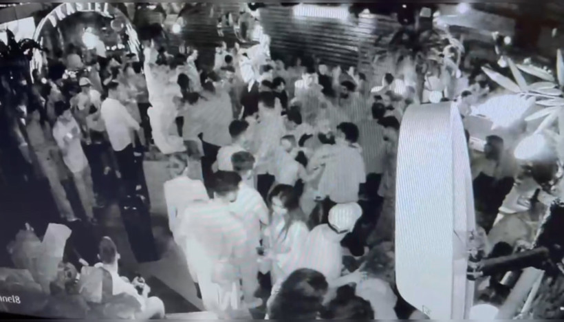 Eğlence mekanında korkun&ccedil; anlar! Cam bardakla boğazını kesti: Kameraya anbean yansıdı - Resim : 2