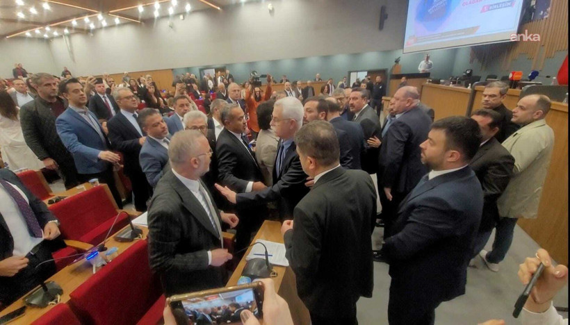 İzmir B&uuml;y&uuml;kşehir Belediye Meclisi&rsquo;nde AKP'li ve CHP'li &uuml;yeler arasında gerilim - Resim : 3