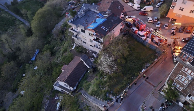 Okul servisi evin çatısına düştü: Takla atıp çatıya saplandı: Kağıthane’de korkunç kaza - Resim: 3