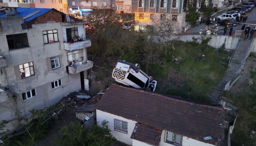 Okul servisi evin çatısına düştü: Takla atıp çatıya saplandı: Kağıthane’de korkunç kaza - Resim: 1