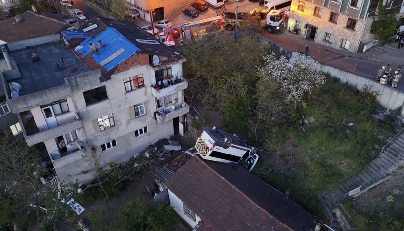 Okul servisi evin çatısına düştü: Takla atıp çatıya saplandı: Kağıthane’de korkunç kaza - Resim: 6