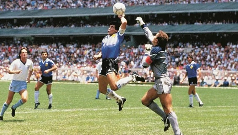 Maradona’nın “Tanrı’nın Eli” topu servet değerine satıldı - Resim : 1