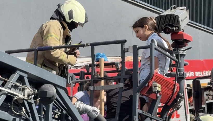 Kurutma makinesi bomba gibi patladı: Balkonda kurtarılmayı beklediler - Resim: 3