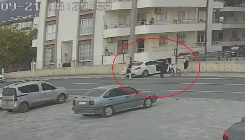 Otomobili kaldırıp minik kızı çekip aldılar: Hiç bir şey den habersiz oyun oynuyordu - Resim: 3