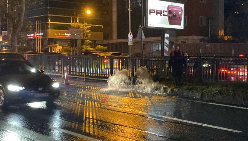 Zincirlikuyu'da ana su borusu patladı: Trafik kilitlendi - Resim : 1