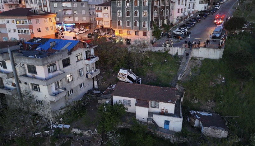 Okul servisi evin çatısına düştü: Takla atıp çatıya saplandı: Kağıthane’de korkunç kaza - Resim: 2