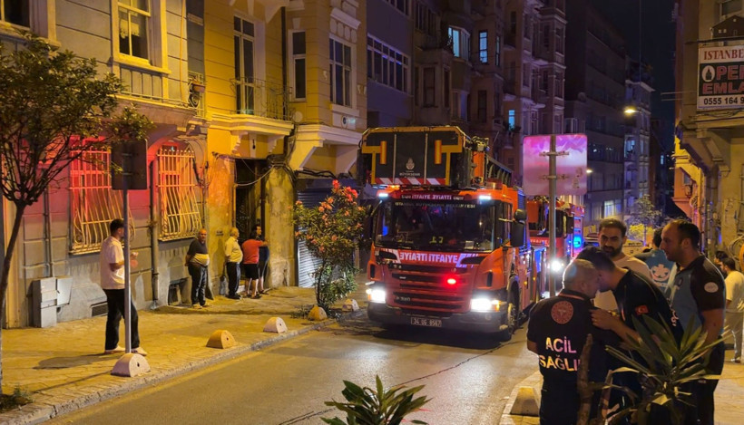 Beyoğlu'nda bodrum katı çöktü: Bina tahliye edildi - Resim : 2