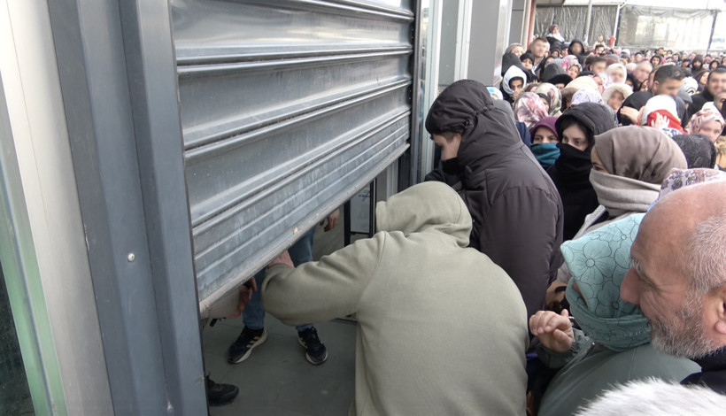 Bursa’da soğuğu unutturan 100 liralık izdiham: Duyan koştu: Güvenlik devre kesti - Resim : 2