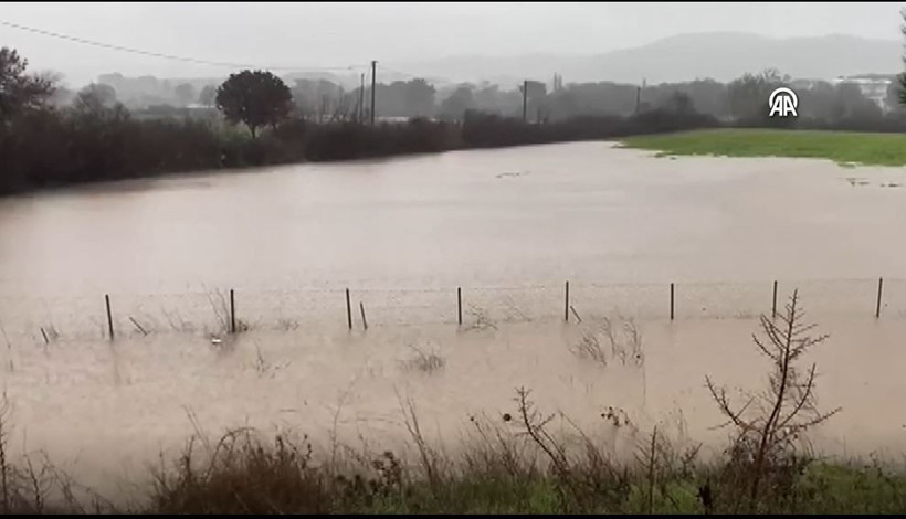 Ayvacık’ı sağanak vurdu: Sokaklar nehir oldu… Tarlalar suya gömüldü… - Resim: 7