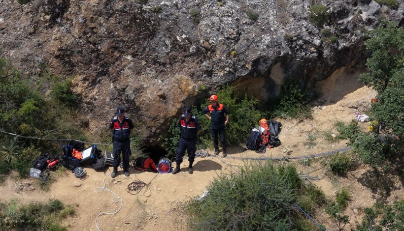 Dağ yarıldı sanki içine aldı denilen haber: Defineci mağarada dehliz dehliz aranıyor - Resim: 1