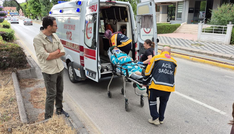 Torunu için canını hiç saydı: Otomobil yol verdi: Arkadaki minibüs biçti - Resim : 1