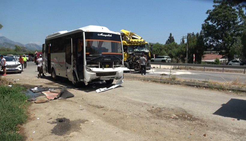 Antalya'da midibüse tır çarptı: 11 yaralı - Resim : 1