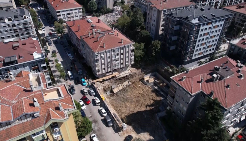 Temel kazılırken yıkıldı: 5 katlı binanın istinat duvarı çöktü - Resim : 1