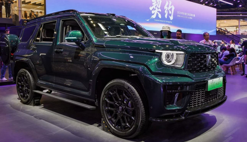 Tank görünümünde: Süper otomobil yolda - Resim: 1