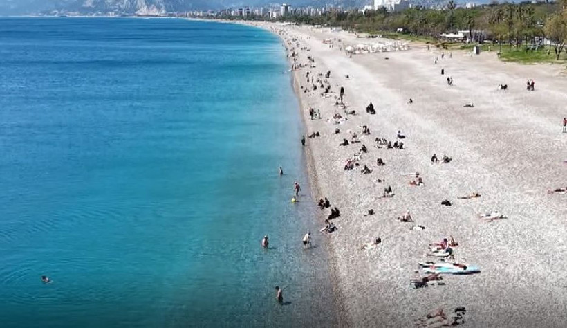 Antalya’da yaz erken geldi: Sahilde adım atacak yer kalmadı - Resim: 13