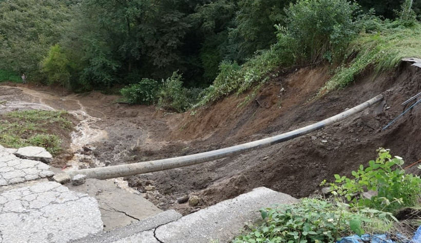Saniyelerle gelen kurtuluş: Yol dere yatağına çöktü: Yer Karadeniz - Resim: 6