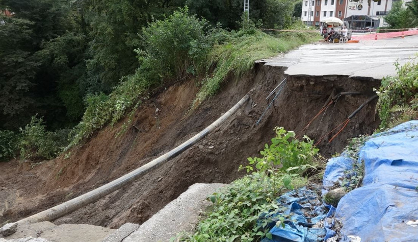 Saniyelerle gelen kurtuluş: Yol dere yatağına çöktü: Yer Karadeniz - Resim: 7