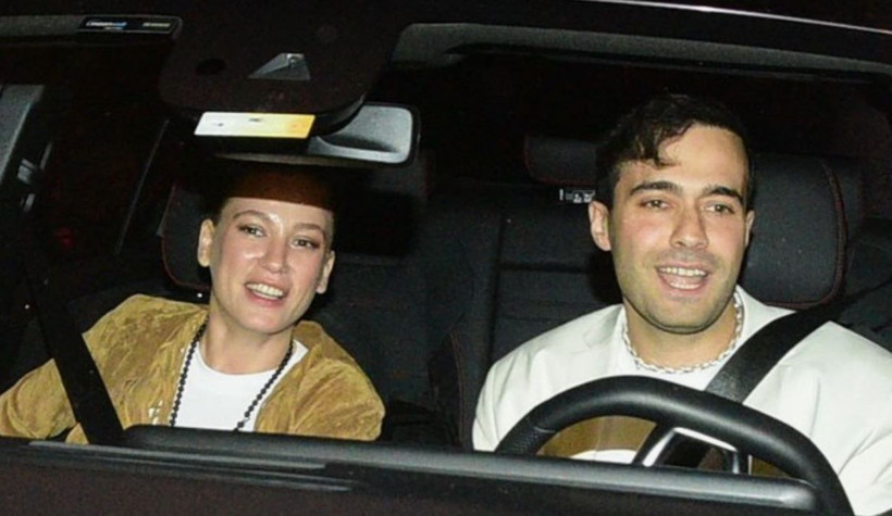 Serenay Sarıkaya ve Mert Demir yazın evleniyor mu? Havalimanında yakalandı, bakın ne dedi? - Resim: 16