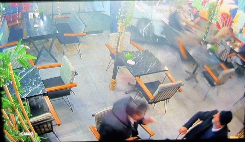 Masada oturanlar ecel terleri d&ouml;kt&uuml;: Saniyelerle kurtuldular: İzmit&rsquo;te dehşet anlar kamaraya yansıdı - Resim : 1