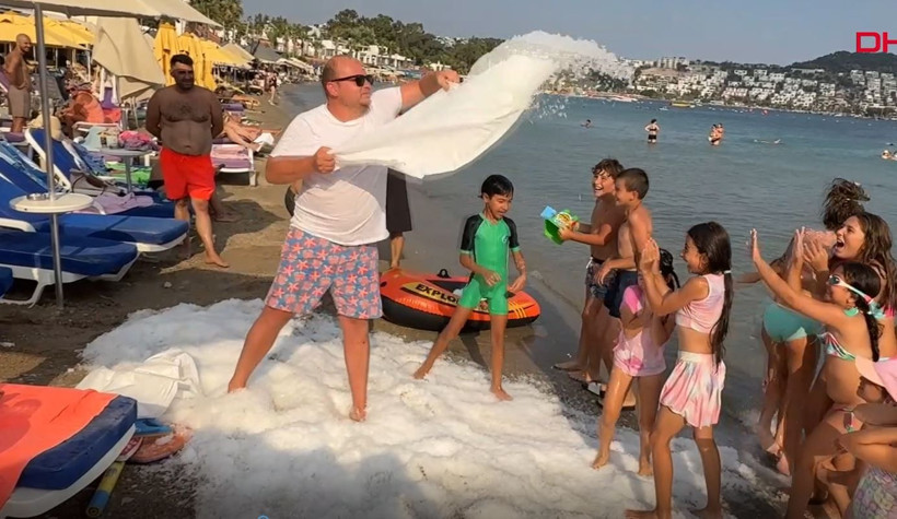 Bodrum'da termometreler patladı: İşletmeci sahili buzla doldurdu - Resim: 6