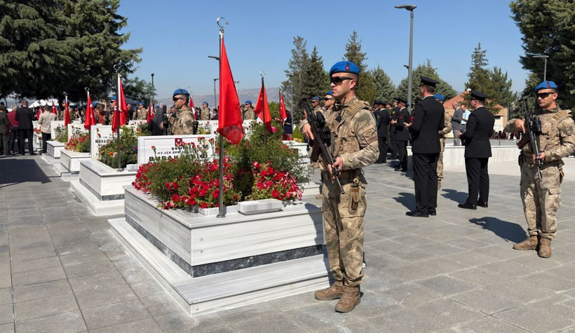 Zaferin yıldönümünde şehitlikte minnet ve dua yükseldi - Resim: 7