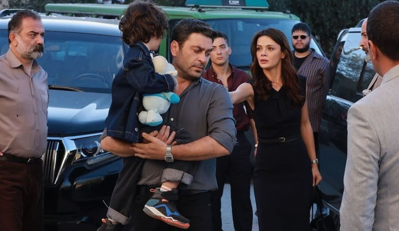 Topu ve şortu kendisinden büyük minik çocuk kim? Bugün milyonların izlediği Uzak Şehir'in yıldız oyuncusu - Resim: 41