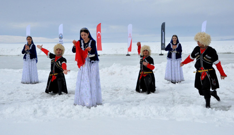 Donmuş Çıldır Gölü'nde buzdan şölen: Artistik patenciler mest etti - Resim : 7