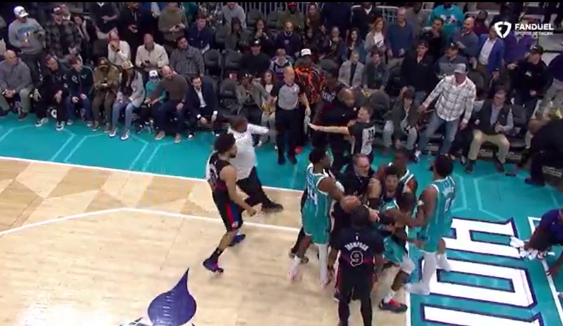 NBA&rsquo;de pota altındaki kavga sahayı karıştırdı: Yumruklar havada u&ccedil;uştu - Resim : 3