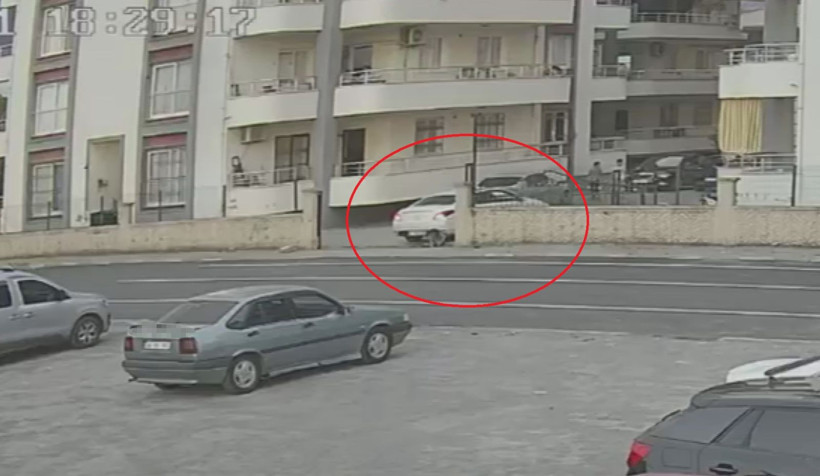 Otomobili kaldırıp minik kızı çekip aldılar: Hiç bir şey den habersiz oyun oynuyordu - Resim: 2